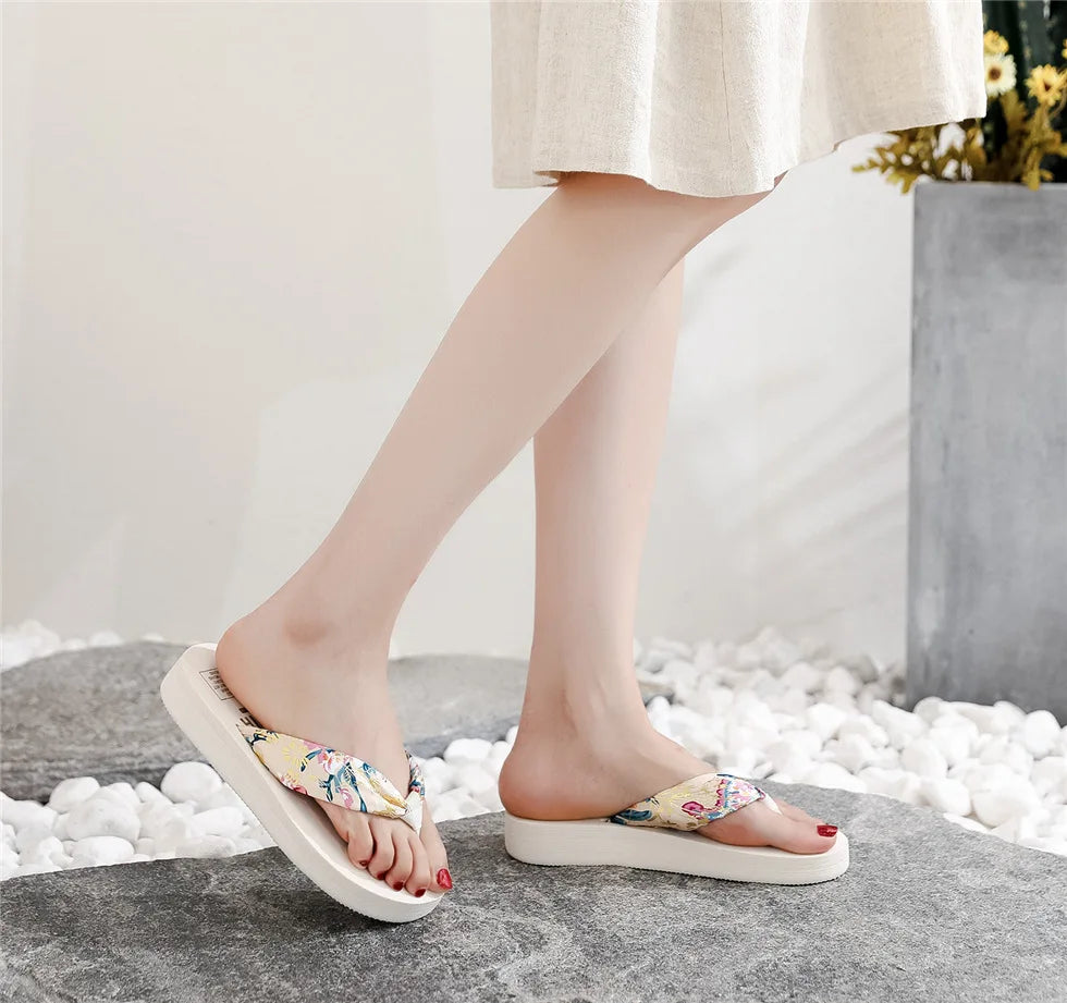 Fashion Lady Slippers Shoes Retro Women Satin Strap Flip Flops Casual Slippers Flat Sandals Beach Open Toe Flat Slippers Slides